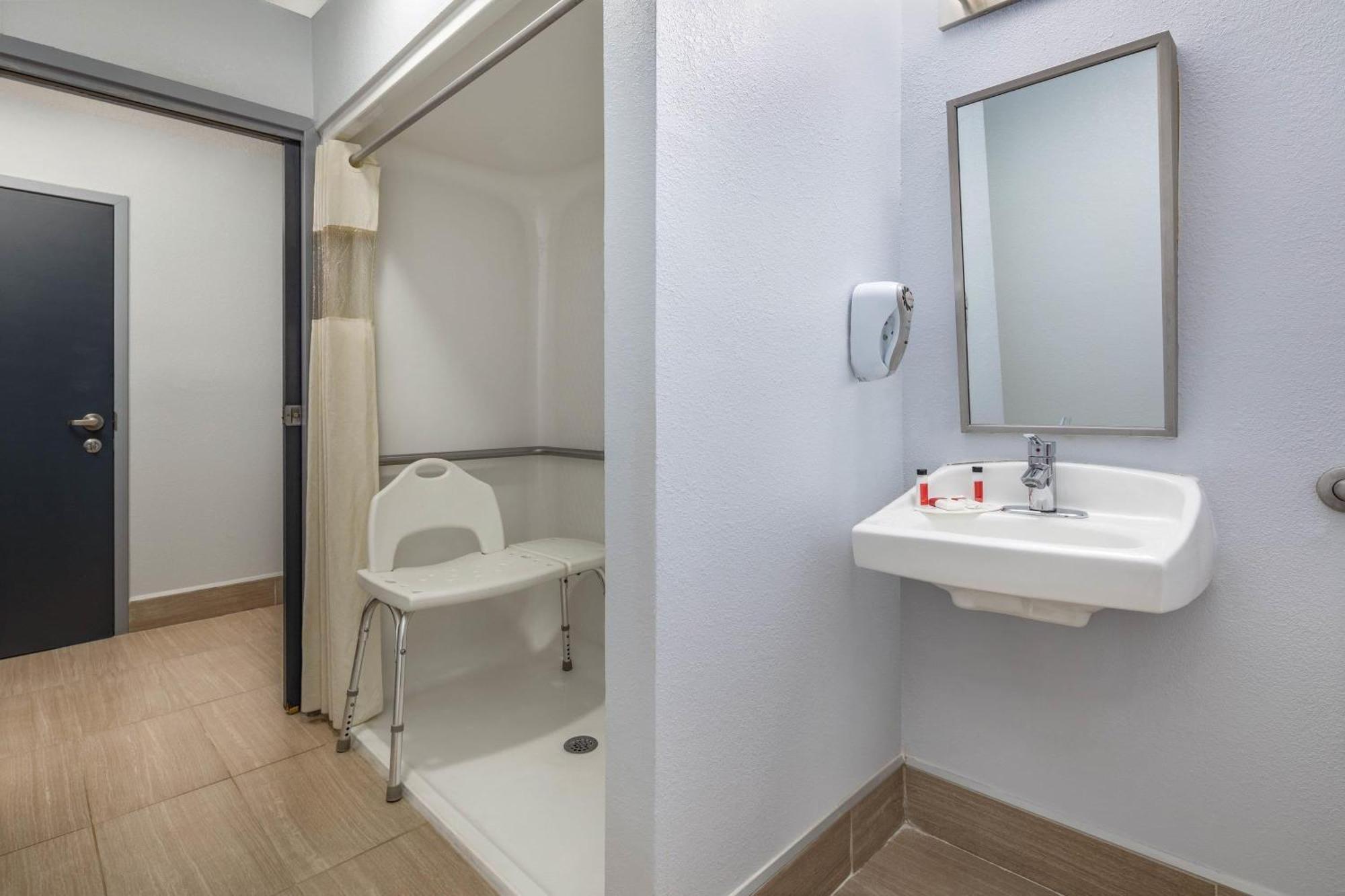 קורנליוס Microtel Inn By Wyndham Lake Norman מראה חיצוני תמונה